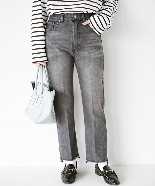haco!（ハコ）の「パッとはけるようにクローゼットに備えておきたい！これさえあればどんなトップスでもかっこよくなれるシルエットがきれいな大人のデニムパンツ by que made me（デニムパンツ・レディース・グレー/ブルー・1/3/5/7）」の2枚目の写真