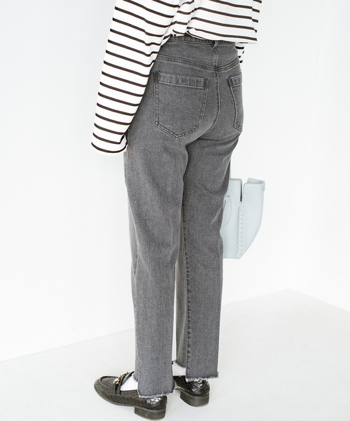 haco!（ハコ）の「パッとはけるようにクローゼットに備えておきたい！これさえあればどんなトップスでもかっこよくなれるシルエットがきれいな大人のデニムパンツ by que made me（デニムパンツ・レディース・グレー/ブルー・1/3/5/7）」の11枚目の写真