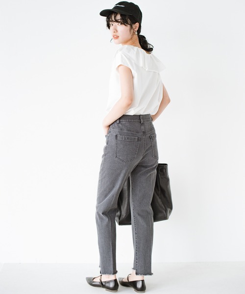 haco!（ハコ）の「パッとはけるようにクローゼットに備えておきたい！これさえあればどんなトップスでもかっこよくなれるシルエットがきれいな大人のデニムパンツ by que made me（デニムパンツ・レディース・グレー/ブルー・1/3/5/7）」の13枚目の写真