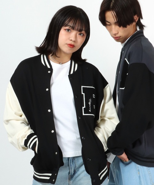 Salong hameu(サロン ハミュー)の「ビッグシルエット カレッジワッペン刺繍スウェットスタジャン/ライトアウター(スタジャン・メンズ・ブラック/サックスブルー/グリーン/チャコールグレー/ネイビー/グレイッシュベージュ/マスタード・LL/M/L)」の2枚目の写真