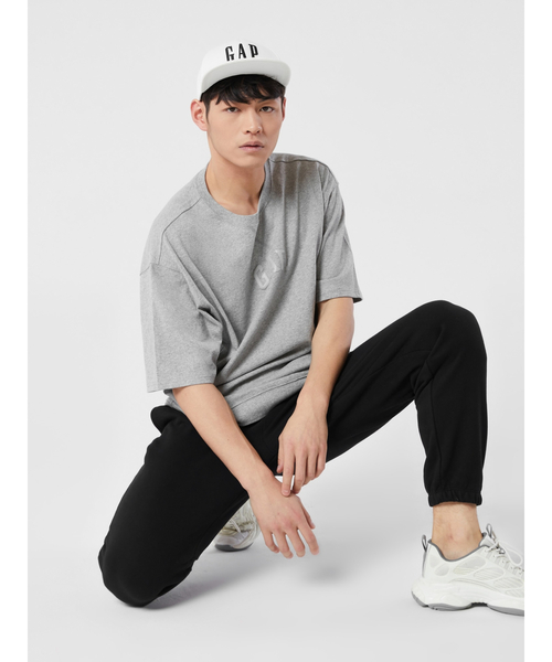 GAP(ギャップ)の「ウォッシュド ロー ジャージー オーバーサイズ Tシャツ(Tシャツ/カットソー・メンズ・ホワイト/ブラック/ベージュ/ネイビー/グレー/ブルー・S/M/L/XL/XS/XXS)」の15枚目の写真