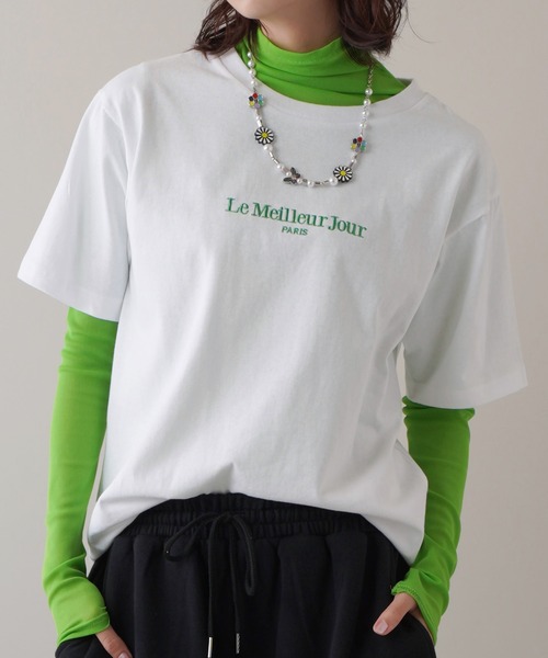 SPINNS(スピンズ)の「【ゆるシルエット】 ワンポイント刺繍 半袖Tシャツ(Tシャツ/カットソー・レディース・ブラック/オフホワイト/ピンク/グリーン/ホワイト×グリーン・ONESIZE)」の3枚目の写真