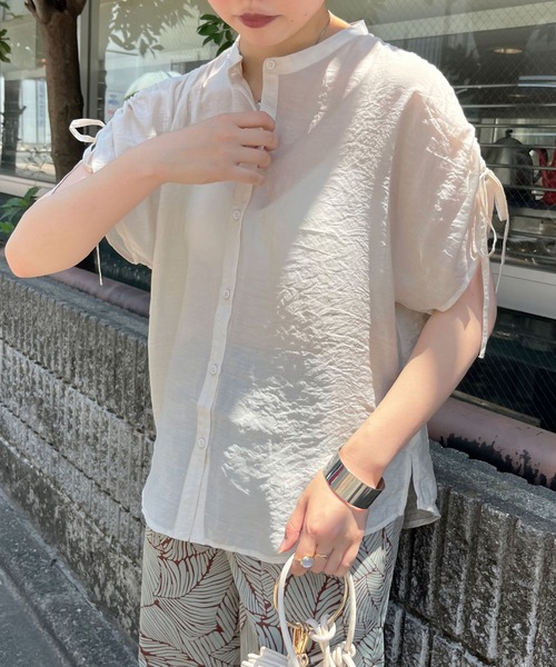natural couture(ナチュラルクチュール)の「WEB限定/旬のシアー感と素材感で魅せる ドロストギャザー肩あきシアーブラウス(シャツ/ブラウス・レディース・ブラック/サックスブルー/ピンク/オレンジ/ライトベージュ・FREE)」の3枚目の写真