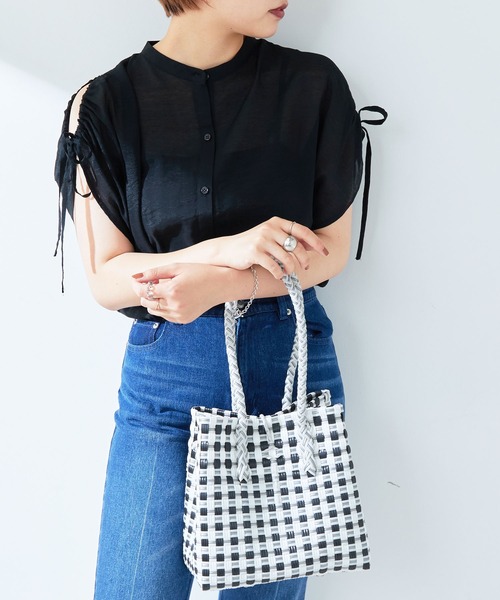 natural couture(ナチュラルクチュール)の「WEB限定/旬のシアー感と素材感で魅せる ドロストギャザー肩あきシアーブラウス(シャツ/ブラウス・レディース・ブラック/サックスブルー/ピンク/オレンジ/ライトベージュ・FREE)」の2枚目の写真