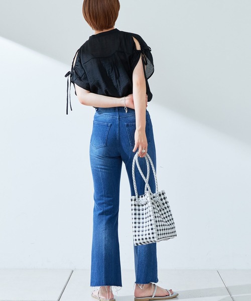 natural couture(ナチュラルクチュール)の「WEB限定/旬のシアー感と素材感で魅せる ドロストギャザー肩あきシアーブラウス(シャツ/ブラウス・レディース・ブラック/サックスブルー/ピンク/オレンジ/ライトベージュ・FREE)」の11枚目の写真