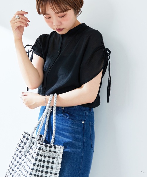 natural couture(ナチュラルクチュール)の「WEB限定/旬のシアー感と素材感で魅せる ドロストギャザー肩あきシアーブラウス(シャツ/ブラウス・レディース・ブラック/サックスブルー/ピンク/オレンジ/ライトベージュ・FREE)」の9枚目の写真