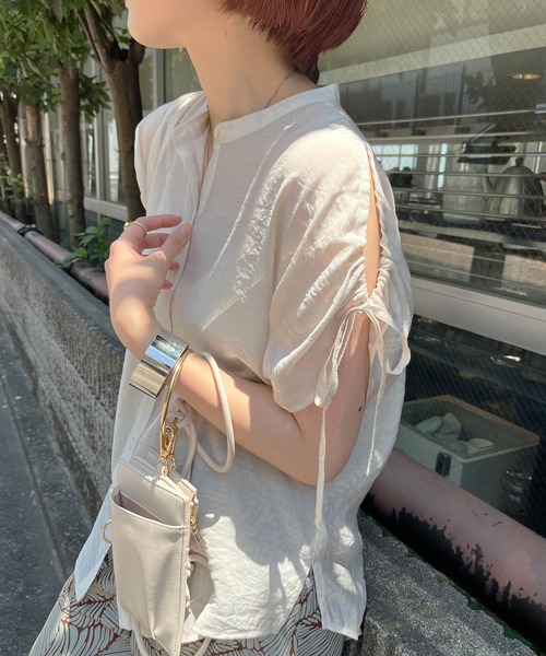 natural couture(ナチュラルクチュール)の「WEB限定/旬のシアー感と素材感で魅せる ドロストギャザー肩あきシアーブラウス(シャツ/ブラウス・レディース・ブラック/サックスブルー/ピンク/オレンジ/ライトベージュ・FREE)」の15枚目の写真