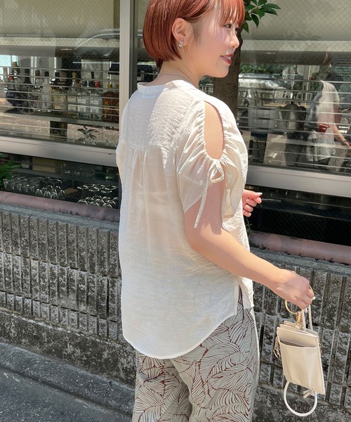 natural couture(ナチュラルクチュール)の「WEB限定/旬のシアー感と素材感で魅せる ドロストギャザー肩あきシアーブラウス(シャツ/ブラウス・レディース・ブラック/サックスブルー/ピンク/オレンジ/ライトベージュ・FREE)」の16枚目の写真