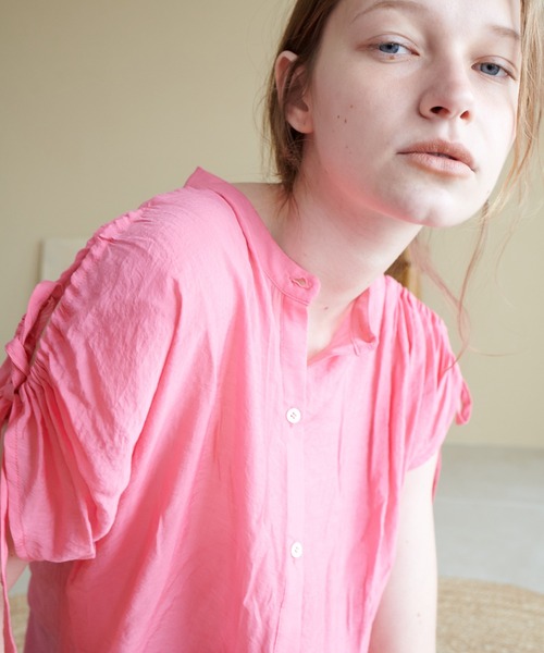 natural couture(ナチュラルクチュール)の「WEB限定/旬のシアー感と素材感で魅せる ドロストギャザー肩あきシアーブラウス(シャツ/ブラウス・レディース・ブラック/サックスブルー/ピンク/オレンジ/ライトベージュ・FREE)」の7枚目の写真