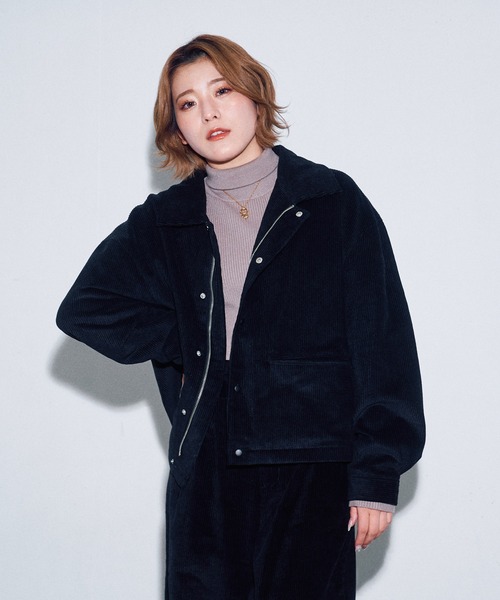 INTER FACTORY（インターファクトリー）の「こなん - オーバーサイズコーデュロイジャケット　made in INTER FACTORY（ブルゾン・レディース・オリーブ/ブラック/ライトパープル・MEDIUM/LARGE）」の4枚目の写真