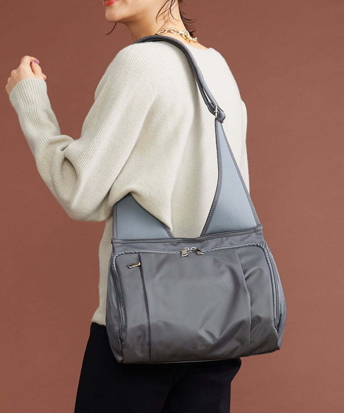 MK MICHEL KLEIN（エムケーミッシェルクラン）の「【人間工学デザイン】スポーティーショルダーバッグ（ショルダーバッグ・レディース・ブラック/グリーン/グレー・00）」の3枚目の写真
