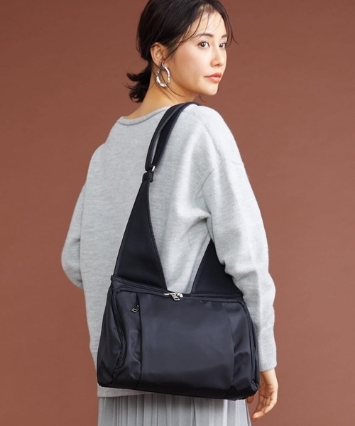 MK MICHEL KLEIN（エムケーミッシェルクラン）の「【人間工学デザイン】スポーティーショルダーバッグ（ショルダーバッグ・レディース・ブラック/グリーン/グレー・00）」の2枚目の写真