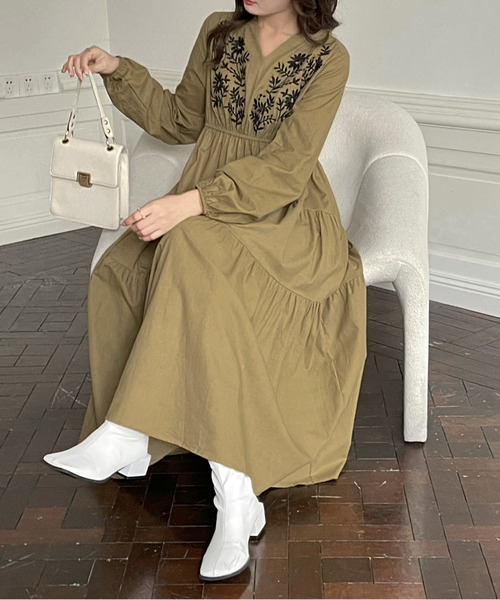emi+（エミプラス）の「Vネック刺繍ロングワンピース（ワンピース・レディース・ホワイト/オレンジ/カーキ/ブラック・FREE）」の17枚目の写真