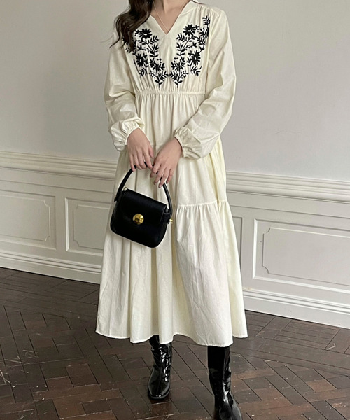 emi+（エミプラス）の「Vネック刺繍ロングワンピース（ワンピース・レディース・ホワイト/オレンジ/カーキ/ブラック・FREE）」の8枚目の写真