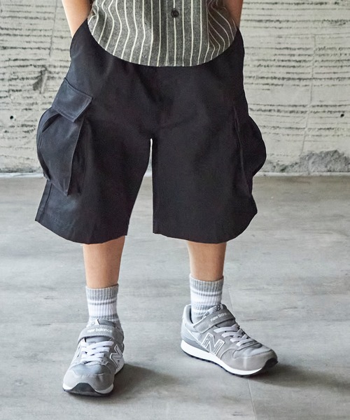 PAIRMANON STREET（ペアマノンストリート）の「【PAIRMANON STREET】ワイドシルエットカーゴハーフパンツ（その他パンツ・キッズ・カーキ/ブラック/ブルー/ベージュ/ブラウン/オフホワイト・140/150/160/100/90/110/120/130）」の2枚目の写真