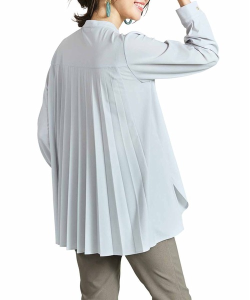 IEDIT（イディット）の「ＩＥＤＩＴ　後ろ姿も美しい　伸びやかな抗菌防臭バックプリーツトップス（シャツ/ブラウス・レディース・ブラック/ライトグレー・MEDIUM/LARGE/X-LARGE/XX-LARGE）」の2枚目の写真