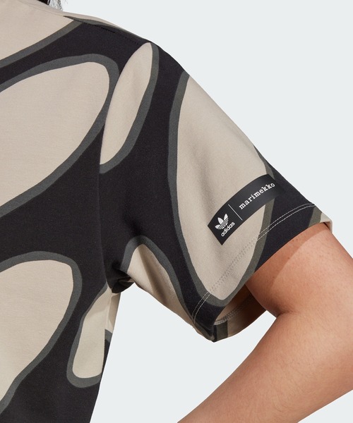 adidas（アディダス）の「マリメッコ 総柄プリントシャツ / アディダスオリジナルス adidas Originals（Tシャツ/カットソー・レディース・ブラック系その他・SMALL/X-LARGE/MEDIUM/LARGE/XX-LARGE/X-SMALL）」の4枚目の写真