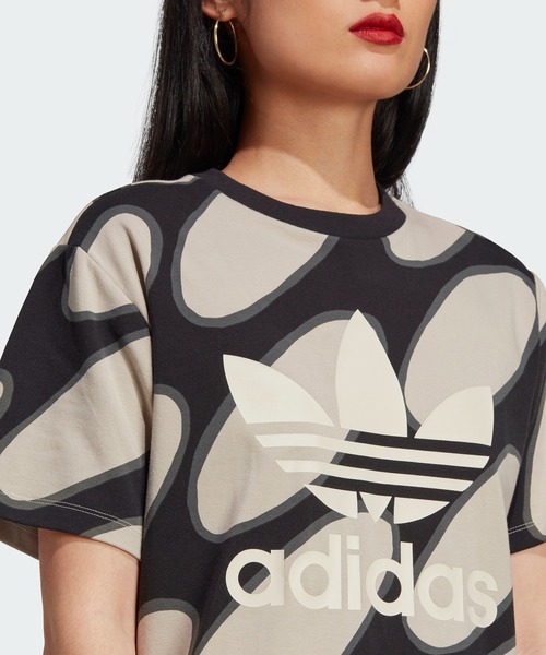 adidas（アディダス）の「マリメッコ 総柄プリントシャツ / アディダスオリジナルス adidas Originals（Tシャツ/カットソー・レディース・ブラック系その他・SMALL/X-LARGE/MEDIUM/LARGE/XX-LARGE/X-SMALL）」の3枚目の写真