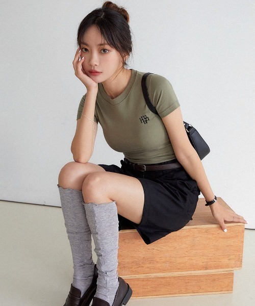 muahmuah（ムーアムーア）の「A'GEM/9 × .kom『muah muah/ムーアムーア』STITCH LOGO BASIC/ステッチロゴ ティーシャツ（Tシャツ/カットソー・レディース・ホワイト/カーキ/ブルー/ピンク/ブラック・FREE）」の3枚目の写真