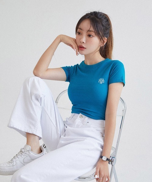 muahmuah（ムーアムーア）の「A'GEM/9 × .kom『muah muah/ムーアムーア』STITCH LOGO BASIC/ステッチロゴ ティーシャツ（Tシャツ/カットソー・レディース・ホワイト/カーキ/ブルー/ピンク/ブラック・FREE）」の4枚目の写真