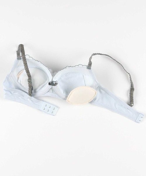 AMPHI（アンフィ）の「【まる胸メイク】ブラ&ショーツセット（ブラ&ショーツ・レディース・ダークベージュ/ネイビー/アイボリー/ピンクベージュ/サックスブルー/ライトピンク/オレンジ/ブラウン/ライトアッシュグレー/ライトパープル/オリーブ/ブラック・B65/C65/C70/D75/E75/E65/B70/D65/D70/B75/C75/E70）」の16枚目の写真