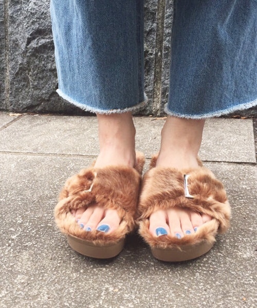 Kastane（カスタネ）の「厚底ファーサンダル（サンダル・レディース・ベージュ/ブラック/ブラウン・37/38/36）」の3枚目の写真