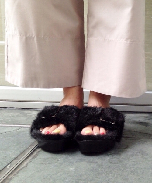 Kastane（カスタネ）の「厚底ファーサンダル（サンダル・レディース・ベージュ/ブラック/ブラウン・37/38/36）」の2枚目の写真