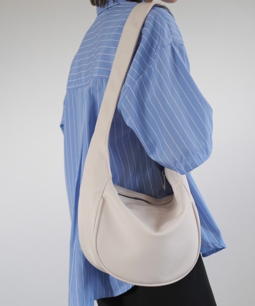 Reurie'（レウリィ）の「ハーフムーンバッグ / half moon bag ショルダーバッグ アイボリー ブラック 白 黒 合皮 人工皮革（ショルダーバッグ・レディース・ブラック/アイボリー・FREE）」の7枚目の写真