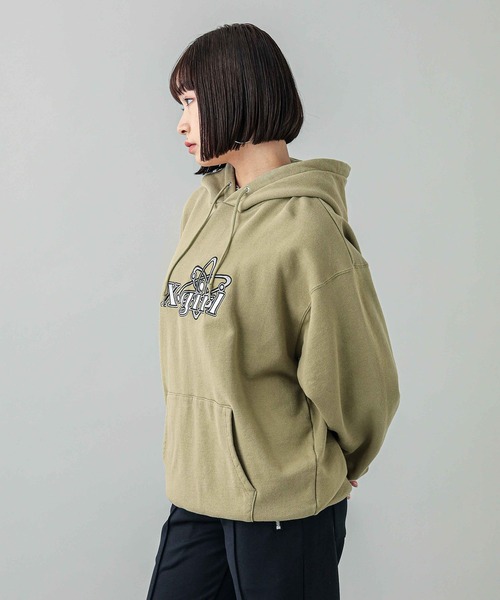 X-girl（エックスガール）の「CHEMICAL SYMBOL LOGO EMBROIDERY SWEAT HOODIE（パーカー・レディース・ブラック/アッシュ/オリーブ・XL/L/S/M）」の19枚目の写真