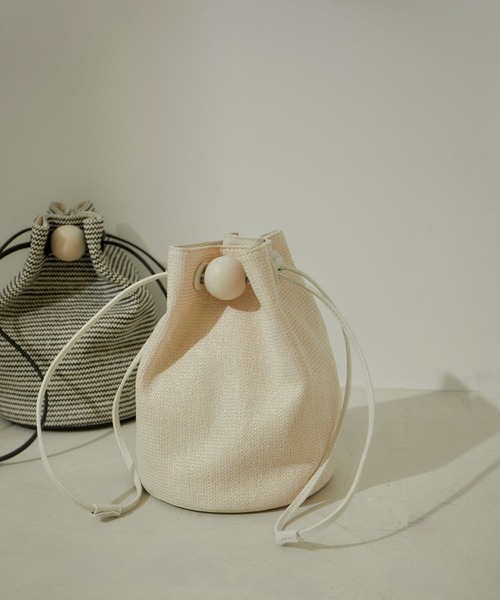 SALON adam et rope'（サロン アダム エ ロペ）の「雑材ミニ巾着バッグ（ショルダーバッグ・レディース・オフホワイト/ブラック系その他/ゴールド・FREE）」の2枚目の写真