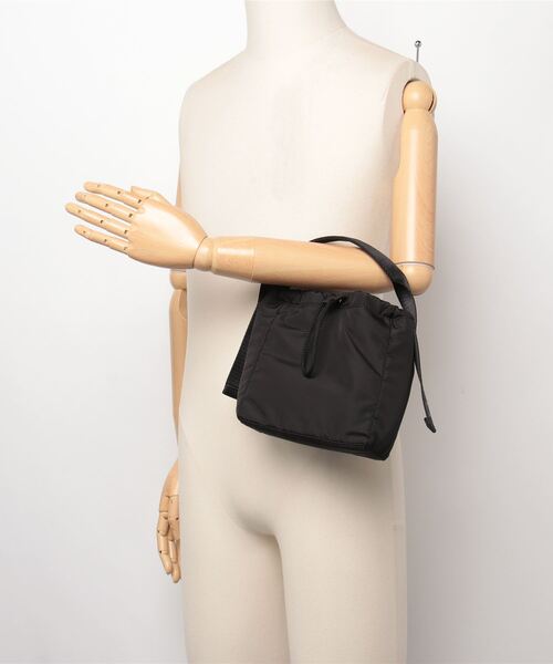 GANNI(ガニー)の「【GANNI(ガニー)】RECYCLED TECH POUCH(ハンドバッグ・レディース・ブラック/ライトグレー・FREE)」の7枚目の写真