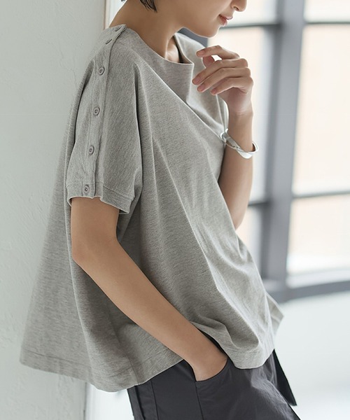 itto...（イット）の「ボタンで印象を変える。コットン肩ボタントップス（Tシャツ/カットソー・レディース・チャコール/サックスブルー/オフホワイト/杢グレー/マスタード・M）」の3枚目の写真