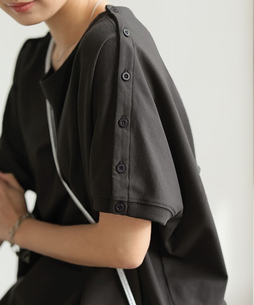 itto...（イット）の「ボタンで印象を変える。コットン肩ボタントップス（Tシャツ/カットソー・レディース・チャコール/サックスブルー/オフホワイト/杢グレー/マスタード・M）」の7枚目の写真