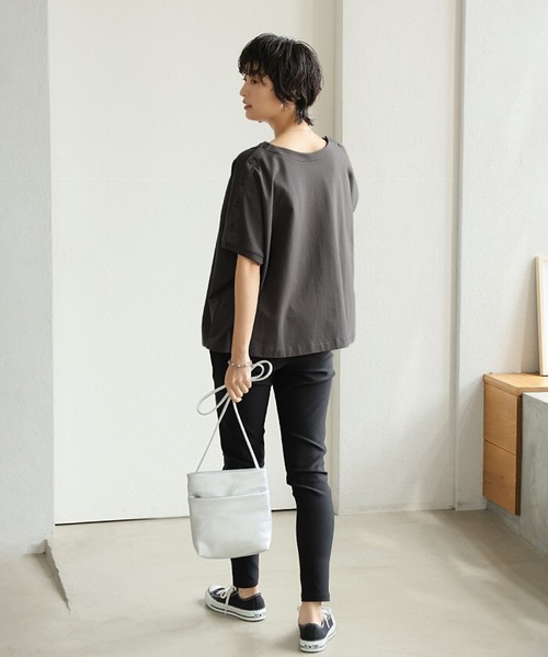 itto...（イット）の「ボタンで印象を変える。コットン肩ボタントップス（Tシャツ/カットソー・レディース・チャコール/サックスブルー/オフホワイト/杢グレー/マスタード・M）」の13枚目の写真