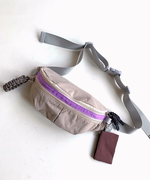 Casselini（キャセリーニ）の「撥水ナイロンウエストポーチ（ボディバッグ/ウエストポーチ・レディース・ライトグレー/ブラック・ONE SIZE）」の2枚目の写真