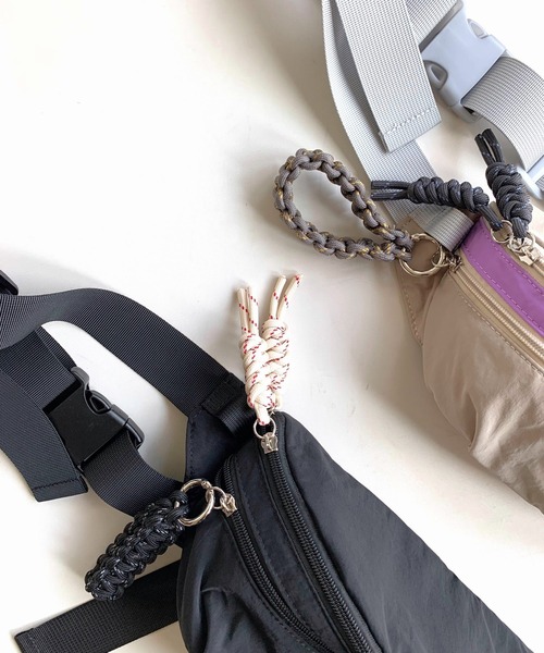 Casselini（キャセリーニ）の「撥水ナイロンウエストポーチ（ボディバッグ/ウエストポーチ・レディース・ライトグレー/ブラック・ONE SIZE）」の8枚目の写真