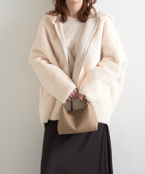 Lui's（ルイス）の「フェイクムートンコクーンフードコート（その他アウター・レディース・チャコールグレー/アイボリー/ベージュ・FREE）」の5枚目の写真