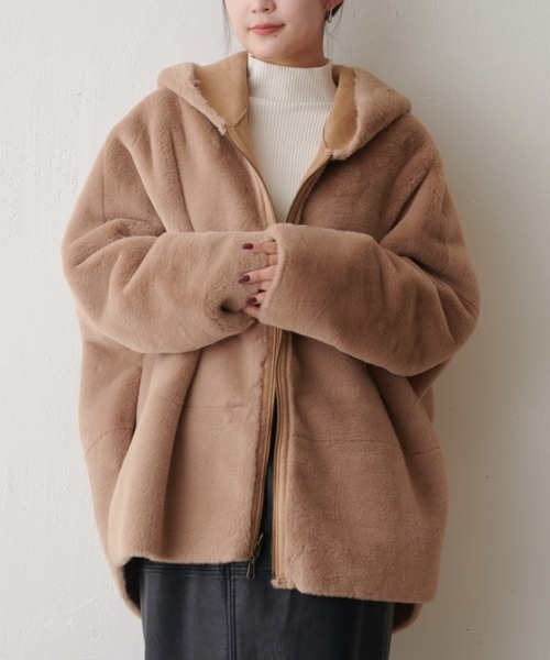 Lui's（ルイス）の「フェイクムートンコクーンフードコート（その他アウター・レディース・チャコールグレー/アイボリー/ベージュ・FREE）」の3枚目の写真