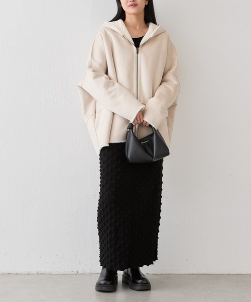 Lui's（ルイス）の「フェイクムートンコクーンフードコート（その他アウター・レディース・チャコールグレー/アイボリー/ベージュ・FREE）」の9枚目の写真