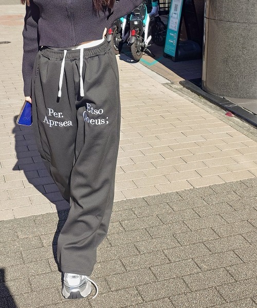 madrepadre（マドレパドレ）の「レイヤード風フロントロゴスウェットパンツ（スウェットパンツ・レディース・ブラック・FREE）」の4枚目の写真