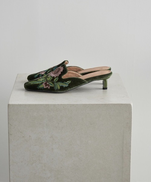 セール】フラワー刺繍ベロアベトナムサンダル（サンダル）｜THE YOn