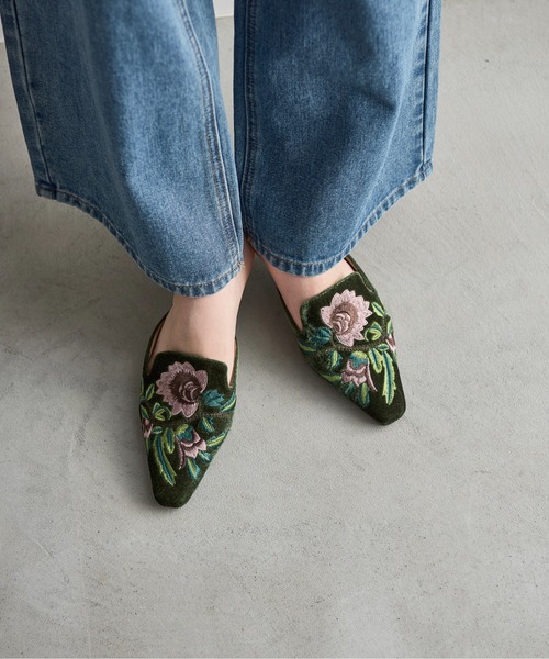THE YOn(ザヨン)の「フラワー刺繍ベロアベトナムサンダル(サンダル・レディース・グレイッシュベージュ/ブラック/グリーン・39/38/37)」の5枚目の写真