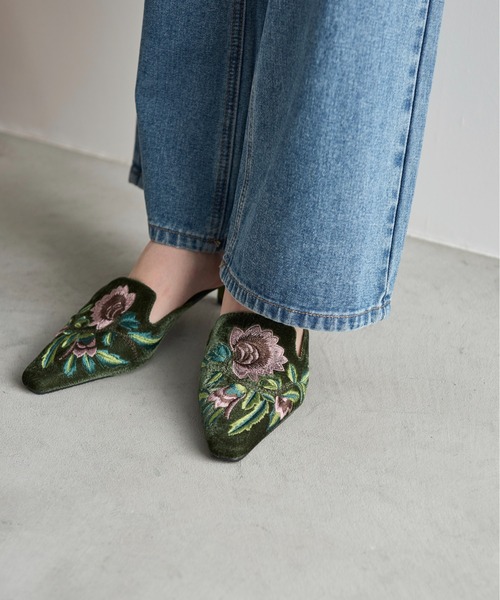 THE YOn(ザヨン)の「フラワー刺繍ベロアベトナムサンダル(サンダル・レディース・グレイッシュベージュ/ブラック/グリーン・39/38/37)」の7枚目の写真