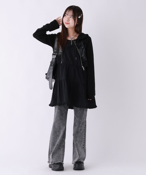 repipi armario（レピピ アルマリオ）の「フリルティアードキャミワンピース（ワンピース・キッズ・ブラック/ホワイト・LARGE/MEDIUM）」の3枚目の写真