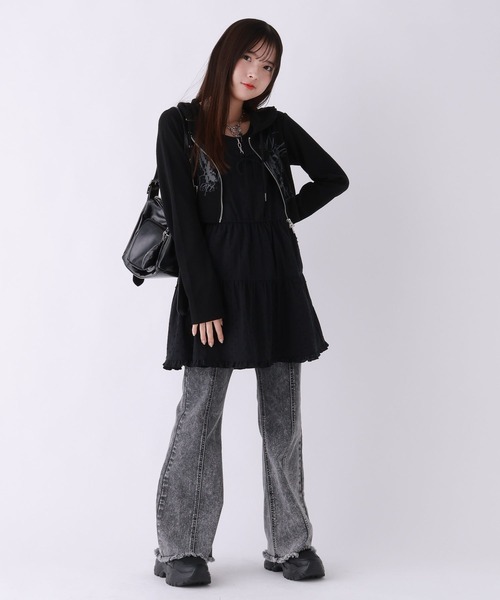 repipi armario（レピピ アルマリオ）の「フリルティアードキャミワンピース（ワンピース・キッズ・ブラック/ホワイト・LARGE/MEDIUM）」の4枚目の写真