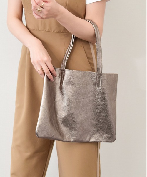 andrea cardone(アンドレアカルドネ)の「【ANDREA CARDONE】レザービッグトートバッグ(Q56601)(トートバッグ・レディース・シルバー/ブロンズ/グリーン・ALL)」の1枚目の写真