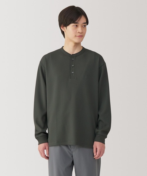 無印良品（ムジルシリョウヒン）の「紳士　ＵＶカット乾きやすいワッフルヘンリーネック長袖Ｔシャツ（Tシャツ/カットソー・メンズ・オフホワイト/ブラック/ダークグレー/サンドベージュ・S/M/L/XL）」の3枚目の写真