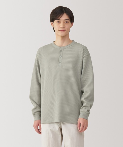 無印良品（ムジルシリョウヒン）の「紳士　ＵＶカット乾きやすいワッフルヘンリーネック長袖Ｔシャツ（Tシャツ/カットソー・メンズ・オフホワイト/ブラック/ダークグレー/サンドベージュ・S/M/L/XL）」の4枚目の写真