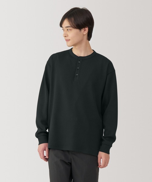 無印良品（ムジルシリョウヒン）の「紳士　ＵＶカット乾きやすいワッフルヘンリーネック長袖Ｔシャツ（Tシャツ/カットソー・メンズ・オフホワイト/ブラック/ダークグレー/サンドベージュ・S/M/L/XL）」の2枚目の写真