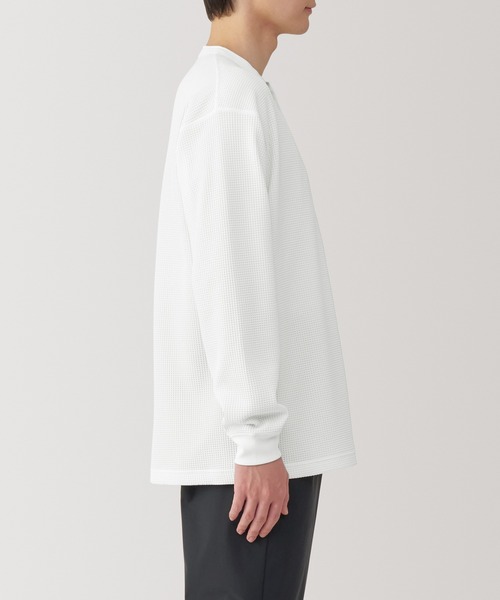 無印良品（ムジルシリョウヒン）の「紳士　ＵＶカット乾きやすいワッフルヘンリーネック長袖Ｔシャツ（Tシャツ/カットソー・メンズ・オフホワイト/ブラック/ダークグレー/サンドベージュ・S/M/L/XL）」の6枚目の写真